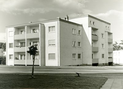 Historische Schwarz-Weiß-Aufnahme von zwei Mehrfamilienhäusern