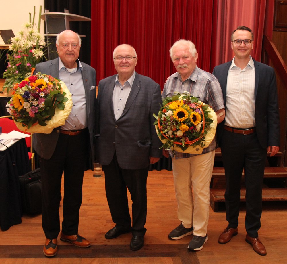 Alte und neue Aufsichtsratsmitglieder zusammen mit Dr. Sven Groth