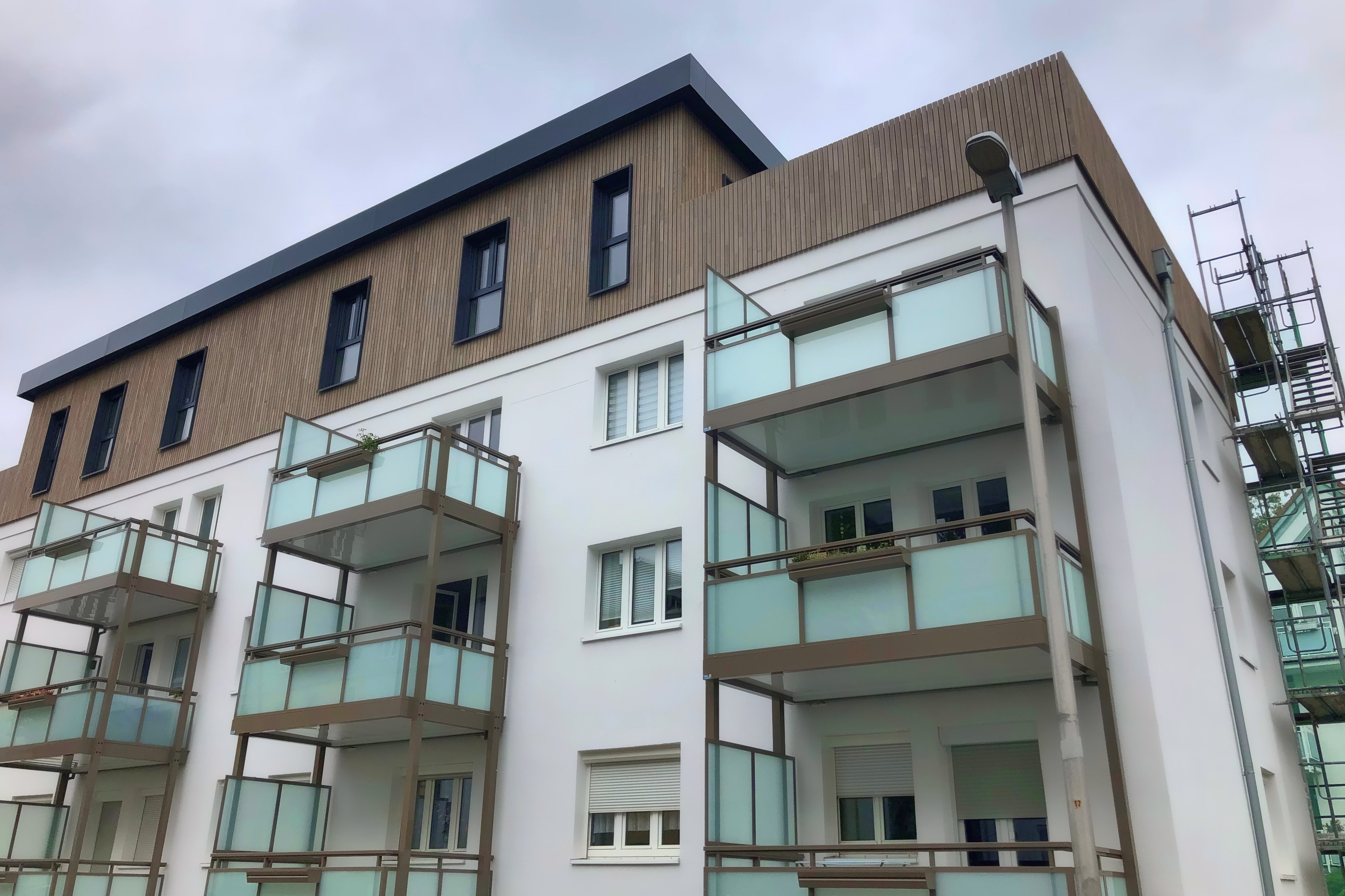 angeschnittenes Mehrfamilienhaus mit Balkonen