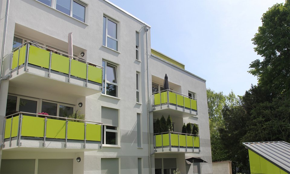 Außenansicht eines modernen Mehrfamilienhauses der Hochtaunusbau-Genossenschaft im Reinerzer Weg in Bad Homburg..