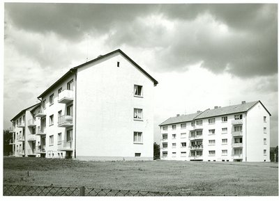 Historische Schwarz-Weiß-Darstellung von zwei Mehrfamilienhäusern