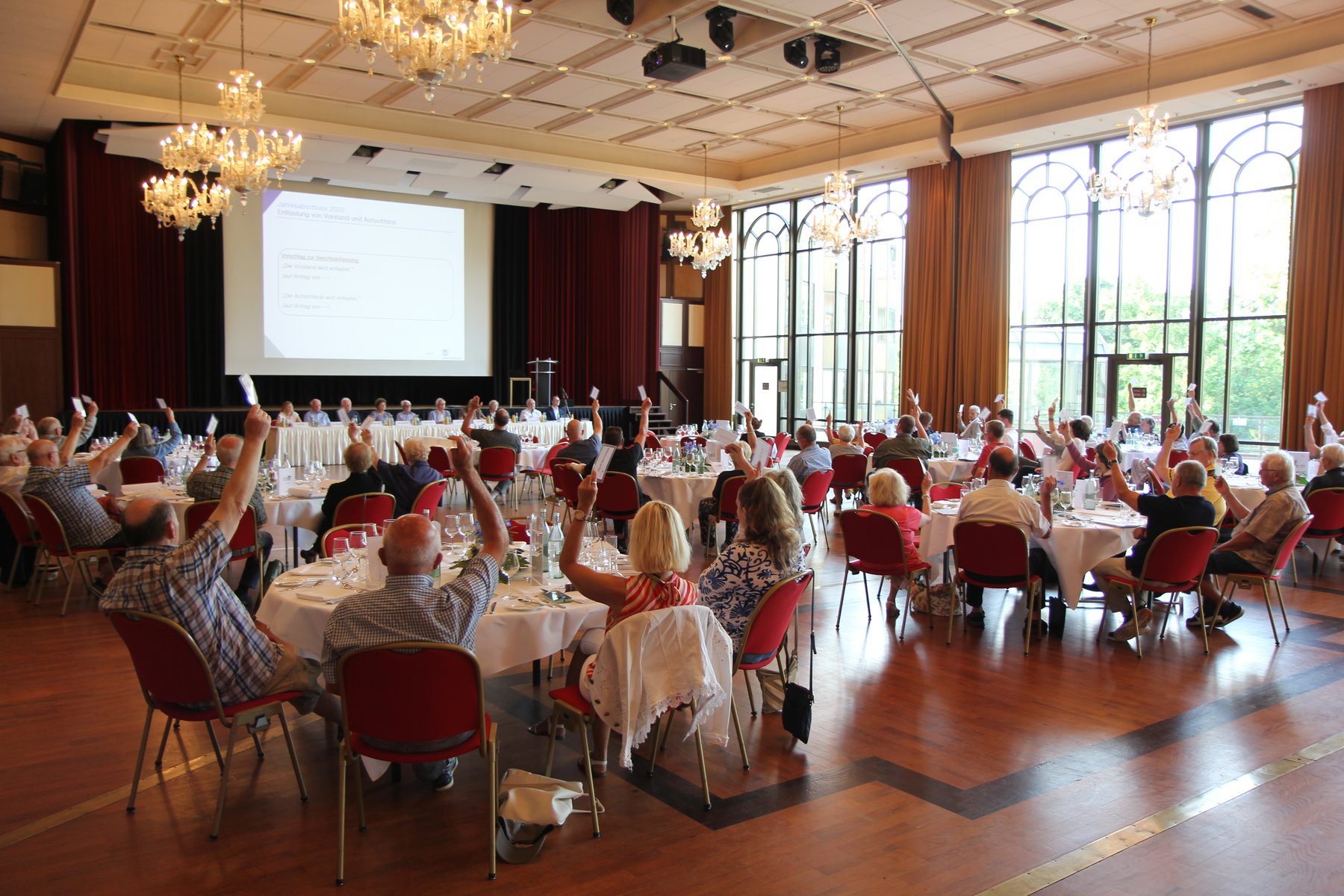 Blick in den Saal mit Personen