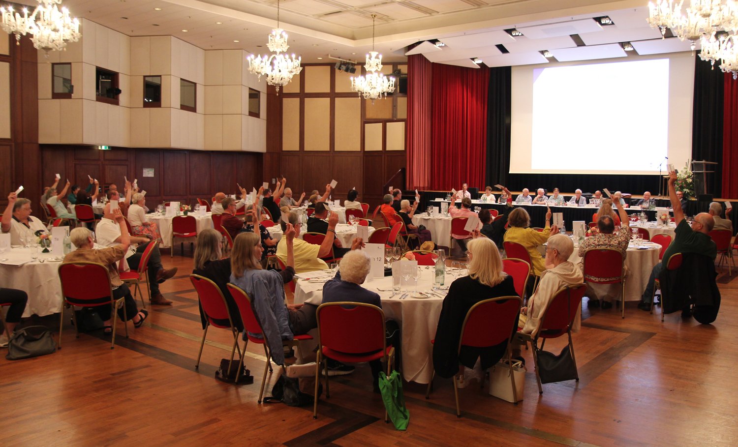 Blick in den Saal mit den Vertretern