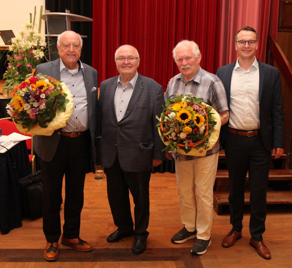 Verabschiedung AR-Mitglieder mit Blumenkränzen