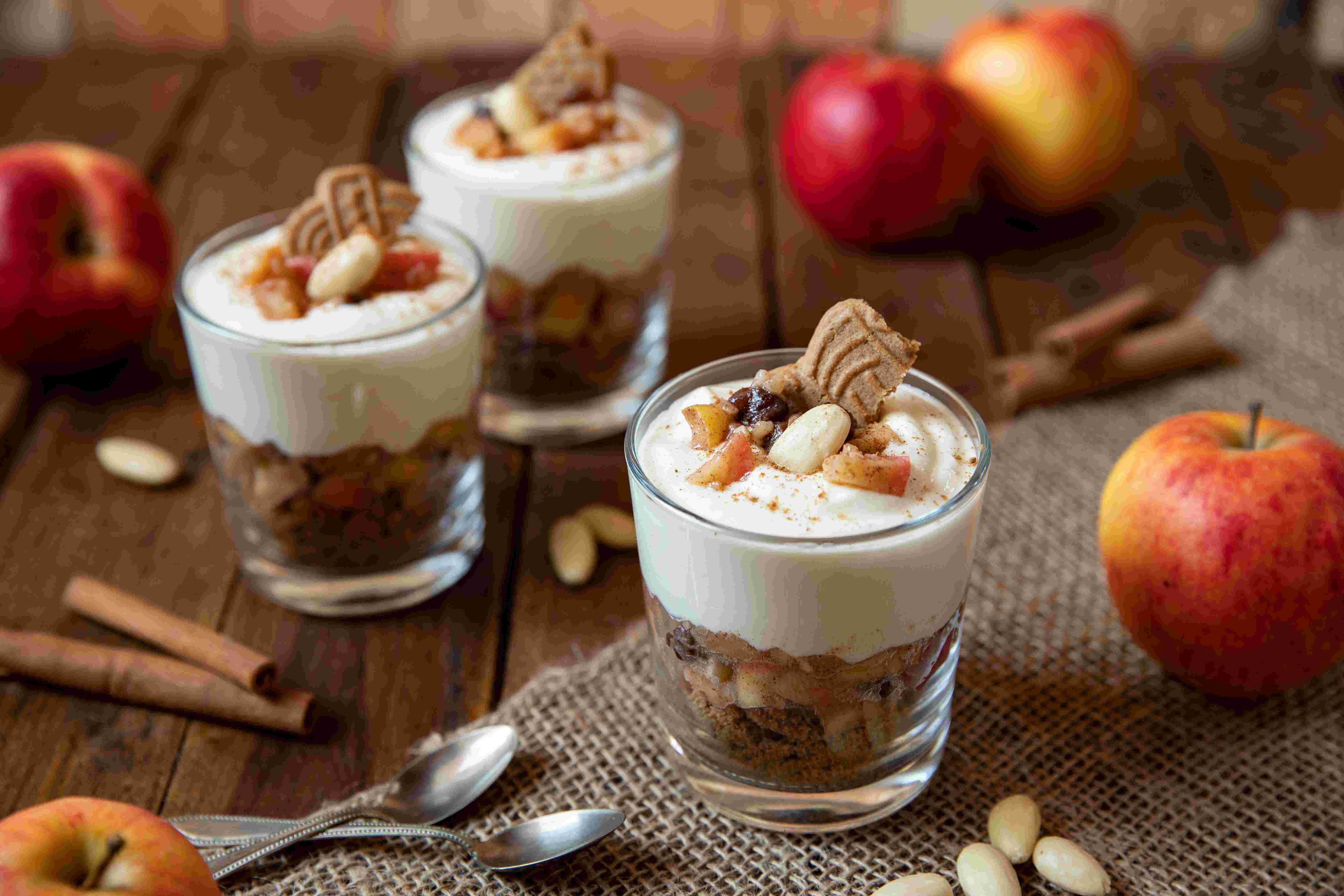 Winterdessert mit Spekulatius mit Zimtstangen und Äpfeln dekoriert