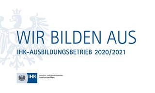 Die Schriftzüge "Wir bilden aus", "IHK-Ausbildungsbetrieb 2020/2021" und das Logo der Industrie- und Handelskammer (IHK) Frankfurt am Main sind auf weißem Grund mit einer vergrößerten, teils abgeschnittenen, blassen Darstellung des IHK-Adlers  zu sehen.